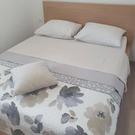 Appartamento Apartman S Dvije Spavace Sobe *